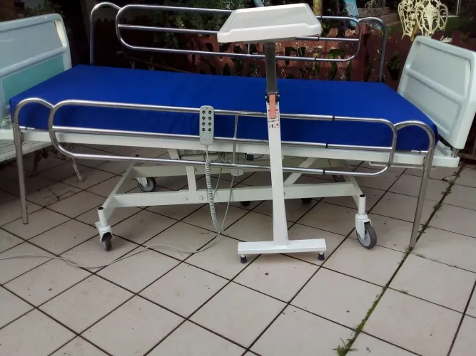 Cama Hospitalar Elétrica com Controle Remoto poltrona articulada.