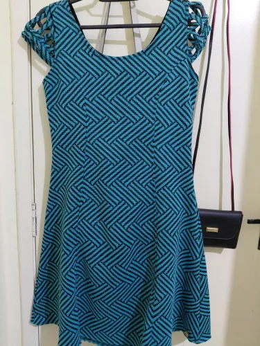 Vestido verde com detalhes geométricos