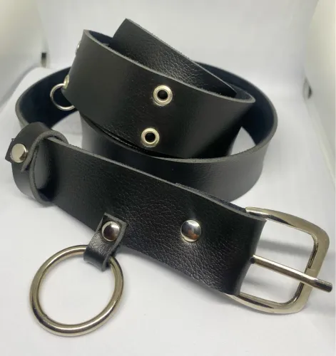 Cinto de couro preto com fivela e argola