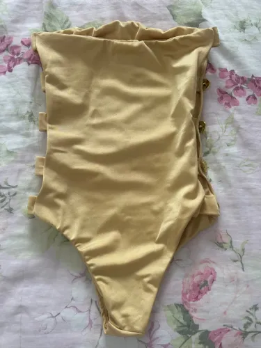 Body Dourado com detalhe na lateral (TAM único, nunca usado!)