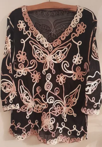 Blusa de tule preto com bordados