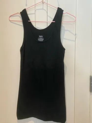 Camiseta regata preta feminina tem azul e verde militar também