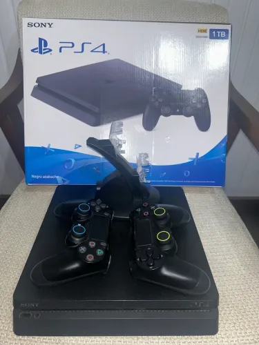 PS4 slim + 2 controles + base carregadora 