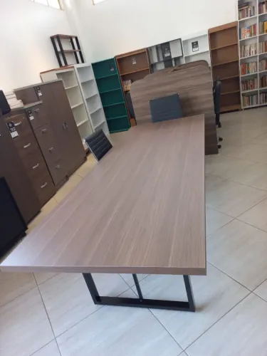 Mesa de Reunião, Tom Amadeirado com Design Moderno
