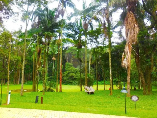 Lote em condomínio fechado de alto padrão!