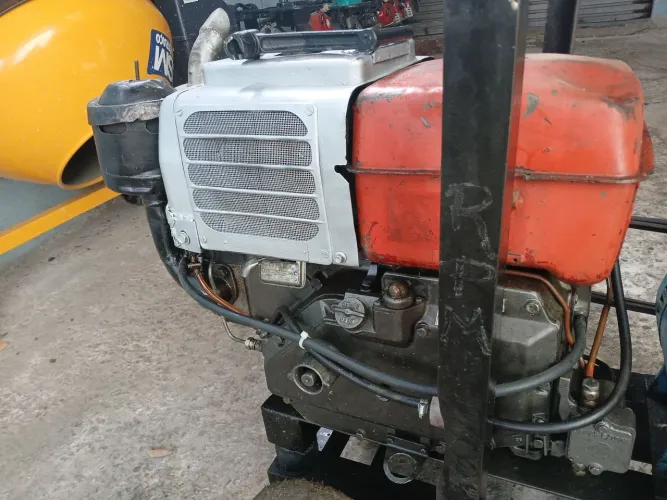 Motor a diesel Yanmar NSB18R com radiador 16.5 cv usado em bom estado