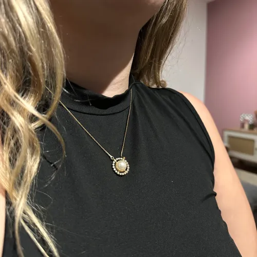 Colar Feminino Dourado Pingente Redondo Tom Perolado Cravejado ? Semijoia