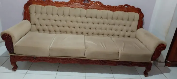 Jogo sofá e poltrona madeira maciça. 