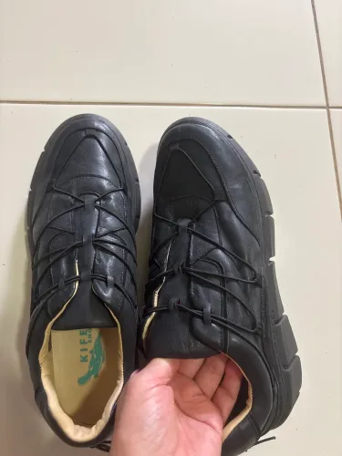 tenis couro branco e preto