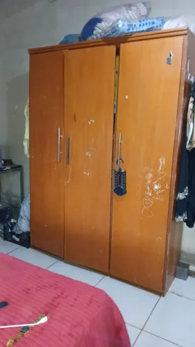 Guarda roupa em madeira