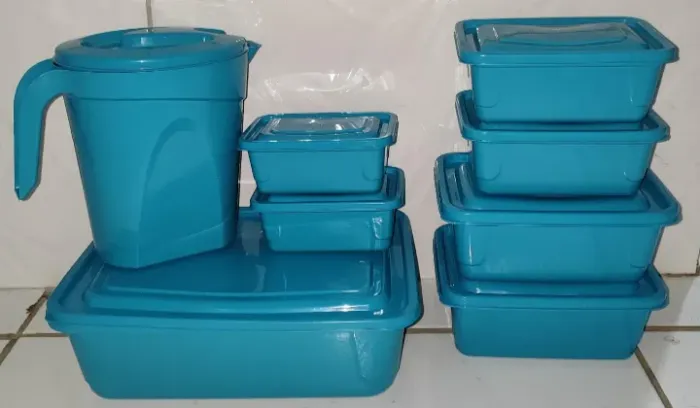 Conjunto Com Sete Potes De Plástico E Uma Jarra   