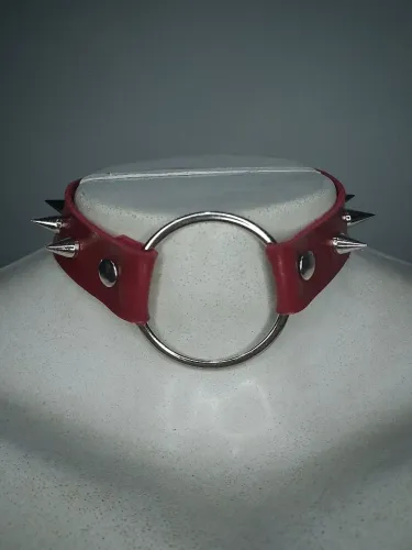Choker de Couro sintético vermelho Argolas e spikes