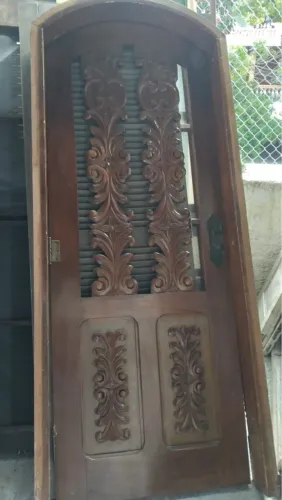 Porta de madeira maciça completa - Linda