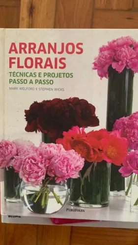 Arranjos Florais: Técnicas e Projetos Passo a Passo - prática completa em design floral