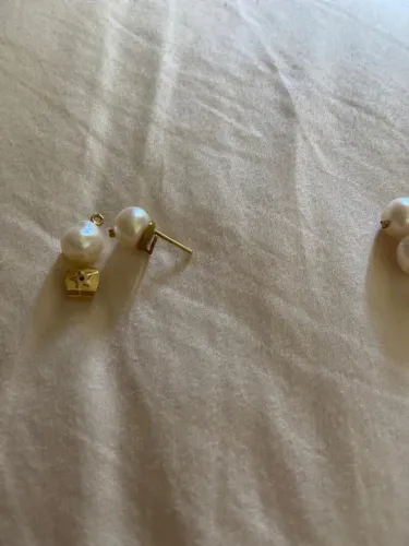 Brincos de pérola com detalhes em ouro