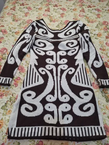Vestido de lã marrom com padrão branco tamanho P