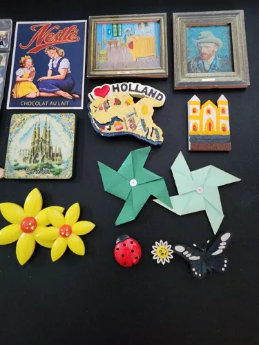 Coleção de 14  imãs de geladeira alguns souvenirs de viagem