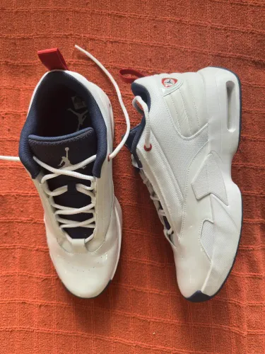Sneakers Tênis Jordan Max Aura 6 na cor branca com detalhes em azul marinho e vermelho