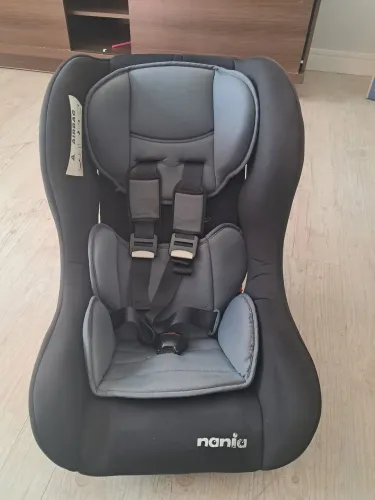 Cadeirinha infantil para carro.