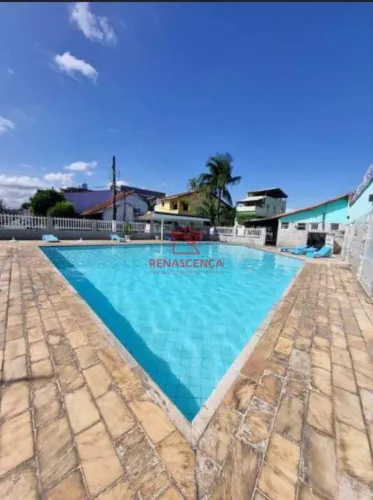 Casa triplex com 2 suítes em Mesquita.