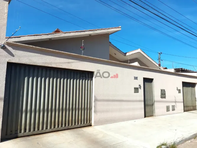 Duas casas à venda no mesmo lote