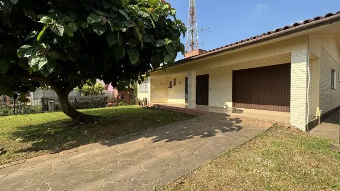 CASA COM 3 DORMITÓRIOS, 1 VAGA, 170M² ÁREA TOTAL À LOCAÇÃO EM HARMONIA