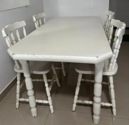 Mesa de Madeira Branca com 4 cadeiras