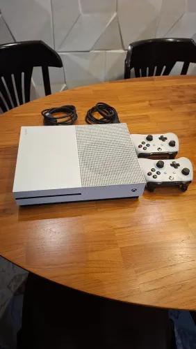 Xbox One S 1TB com 2 controles e Mortal Kombat X