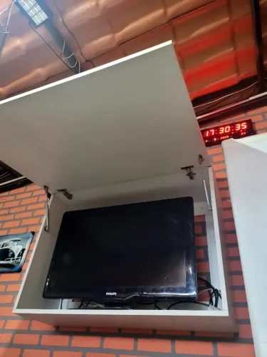 Painel Suspenso com Porta para TV 32 polegadas MDF - Armário para TV