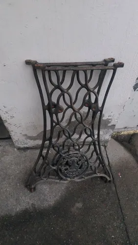 Pé de mesa de máquina antigo 