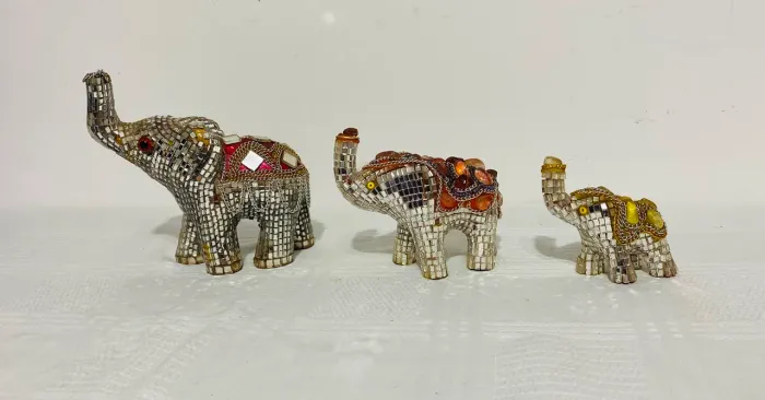 Trio de Elefantes Indianos<br>Decorativos em Mosaico de Espelhos