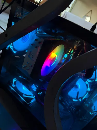 PC Gamer RX 9060 XT 16GB + Ryzen 7 5700X + 32GB RAM + SSD 1TB 8 mil reais