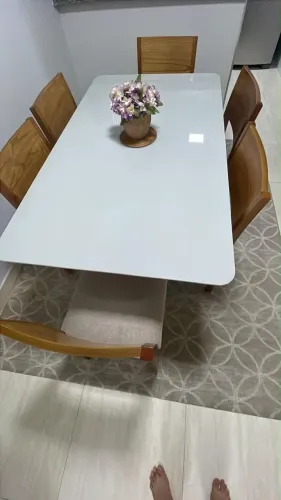 Mesa de jantar e cadeiras