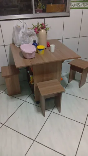 Mesa com 4 bancos