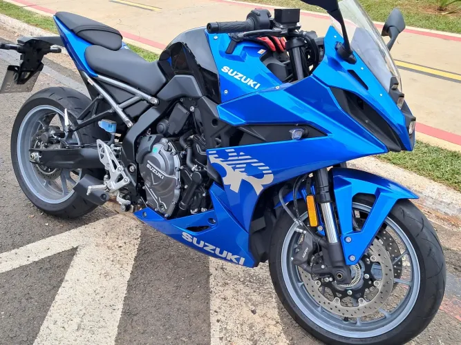 Suzuki GSX8R perfeita .