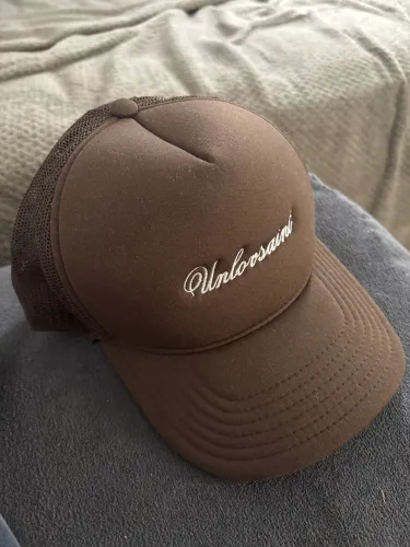 Boné trucker Unlovsaint