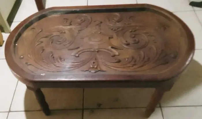 Mesa baixa de centro oval estilo inglês tampo entalhado auto relevo *SEM proteção de vidro