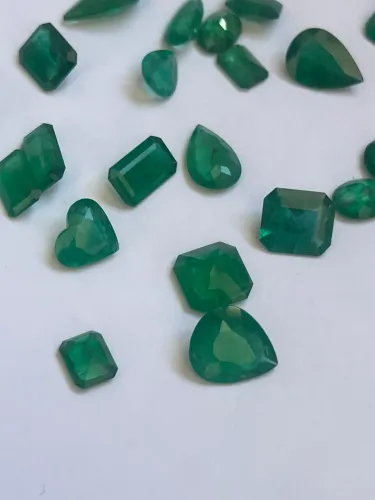 Esmeraldas lapidadas
