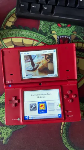 NINTENDO DSi VERMELHO + JOGO ORIGINAL NEW SUPER MARIO BROS
