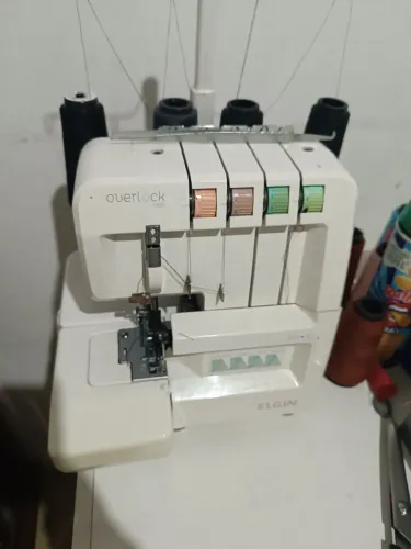 Máquina de costura semi nova