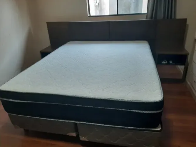Cama Box Queen Magnética PrimeClass + Cabeceira com Mesas de Apoio (Completa)