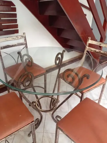  Vendo conjunto mesa de vidro com base e cadeiras de ferro