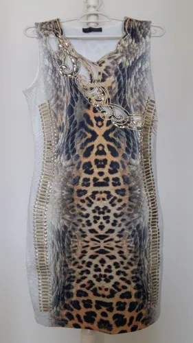 Oportunidade Única: Vestido com Pedrarias Muito Chique - Usado Apenas 01 vez