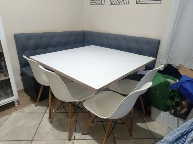 Mesa de 8 lugares com 4 cadeiras e canto alemão com baú