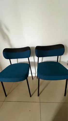Cadeira estofada azul e preta