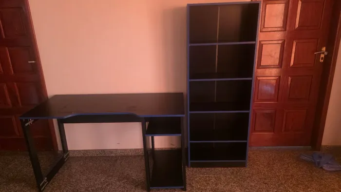 Mesa e estante de escritório 
