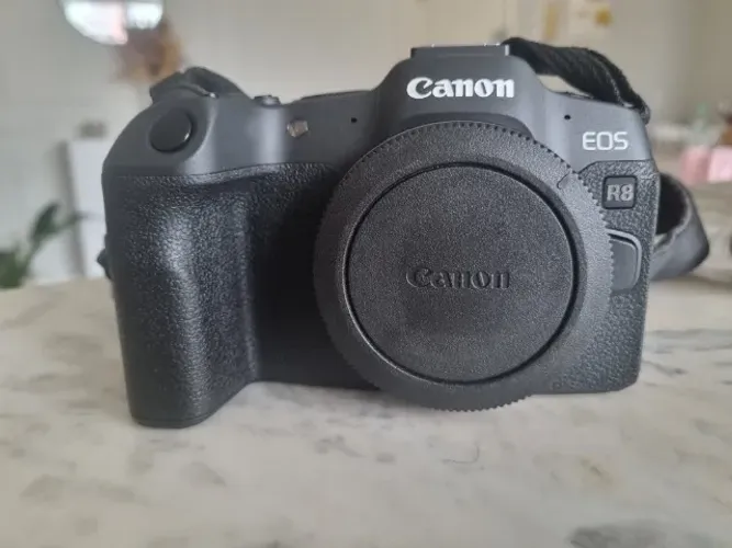 Canon R8