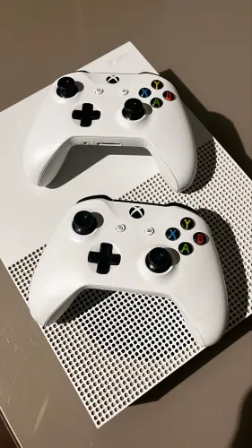 Xbox One S + 2 Controles + Jogos
