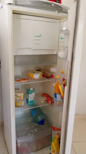 Estou vendendo essa geladeira 2 camas de solteiro.