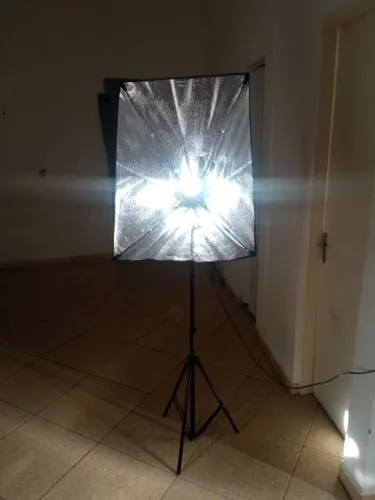 Softbox com tripé e iluminação contínua